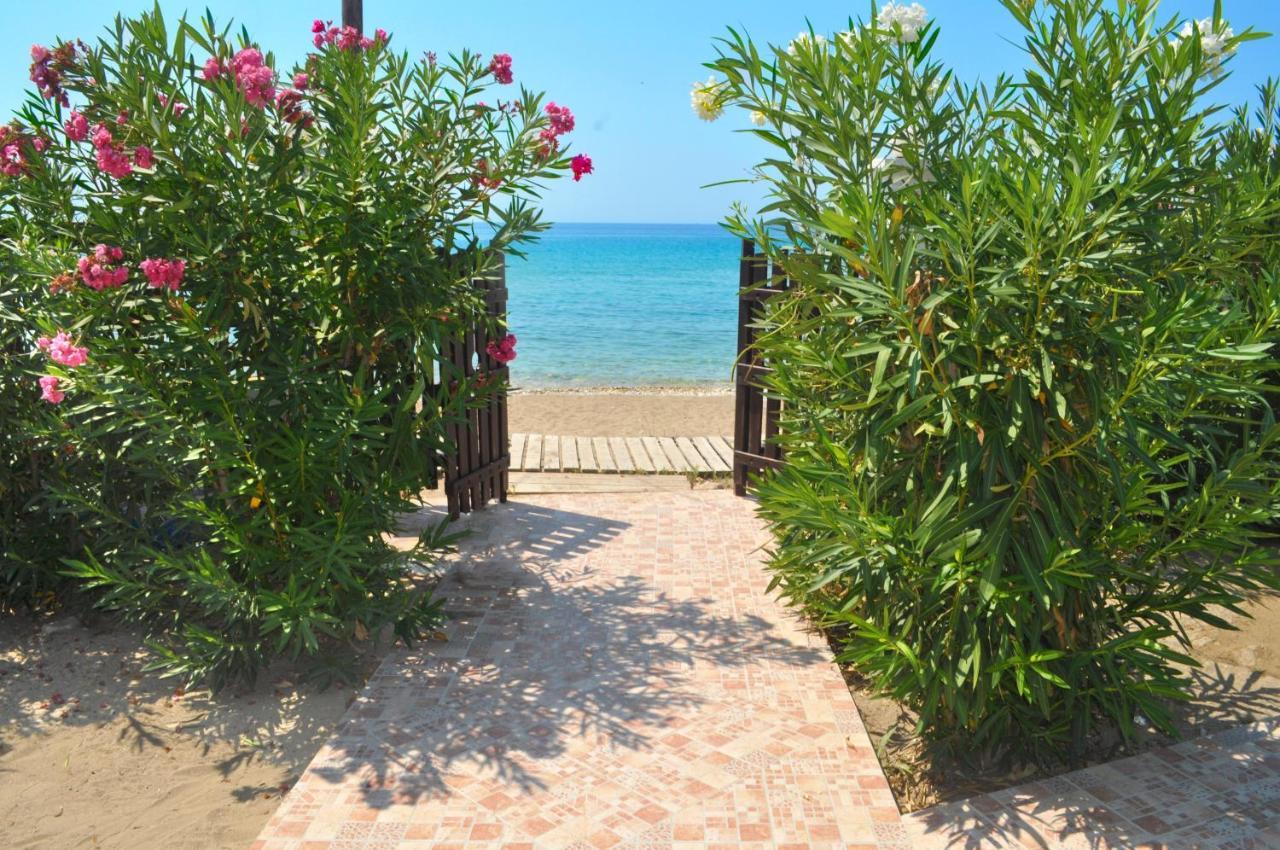 Beachfront Vacation Home Eftichia Agios Gordios  Esterno foto